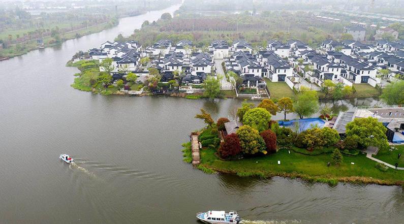 水韻湖城太清沿岸長(zhǎng)興縣楊家浦國(guó)控?cái)嘌桓?></a>
		<figcaption>
<h4>水韻湖城太清沿岸長(zhǎng)興縣楊家浦國(guó)控?cái)嘌桓?/h4>
<em>河道生修復(fù)工程</em>
<p>本工程位于洪橋鎮(zhèn)，本次生態(tài)修復(fù)范圍為北橫港及其叉港，東段為楊家浦閘至圖影扶欄橋段，西段為楊家浦港至陽(yáng)墩漾，主河道總長(zhǎng)7.36km，叉港總長(zhǎng)8.15km。所需松木樁規(guī)格為3米小頭11-12CM型號(hào)，所用數(shù)量為:10萬(wàn)根左右。松木樁在生態(tài)修復(fù)中可以發(fā)揮重要作用。它可以幫助改善水土流失，保護(hù)水體，減少污染物向水體的遷移，促進(jìn)水體環(huán)境的恢復(fù)。</p>
</figcaption>
		</figure>
			    <figure class=