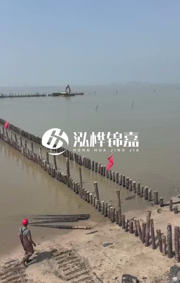 江蘇打松木樁專業(yè)施工隊-打圓木樁多少錢一米合適？