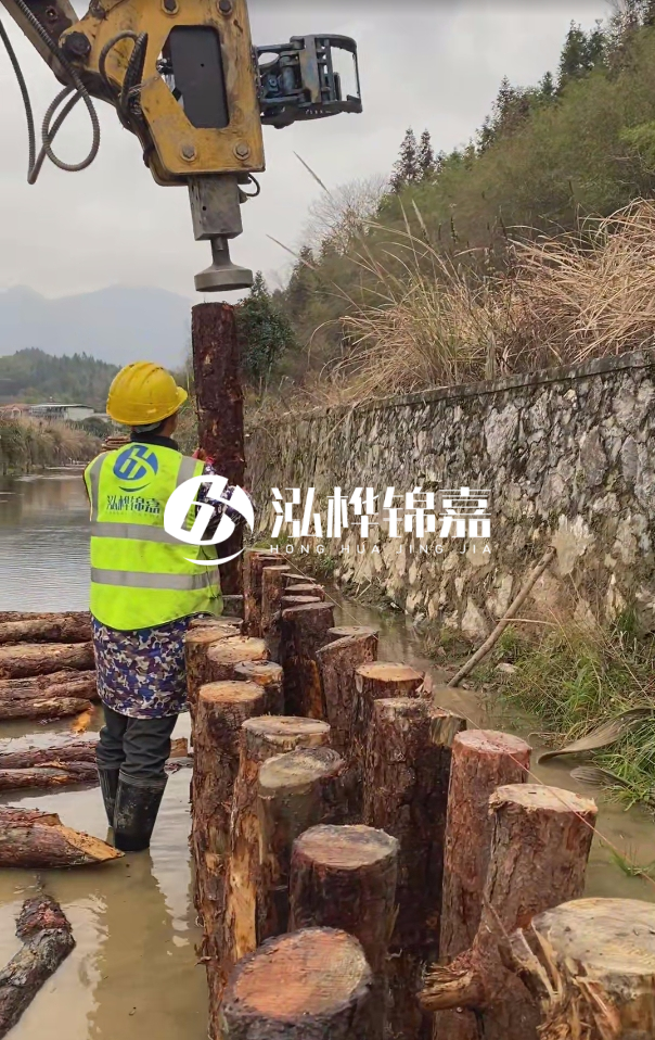 昆明市挖機(jī)打木樁專業(yè)施工-打松木樁3米的價(jià)格是多少？