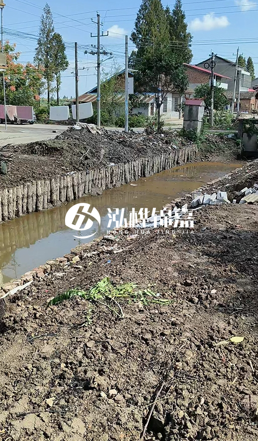 打樁木樁為什么要一根根挨著打？100米河堤需要打多少根木樁？