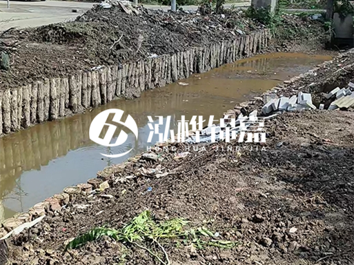 農(nóng)村最便宜的護(hù)坡做法-松木樁護(hù)坡靠譜嗎？