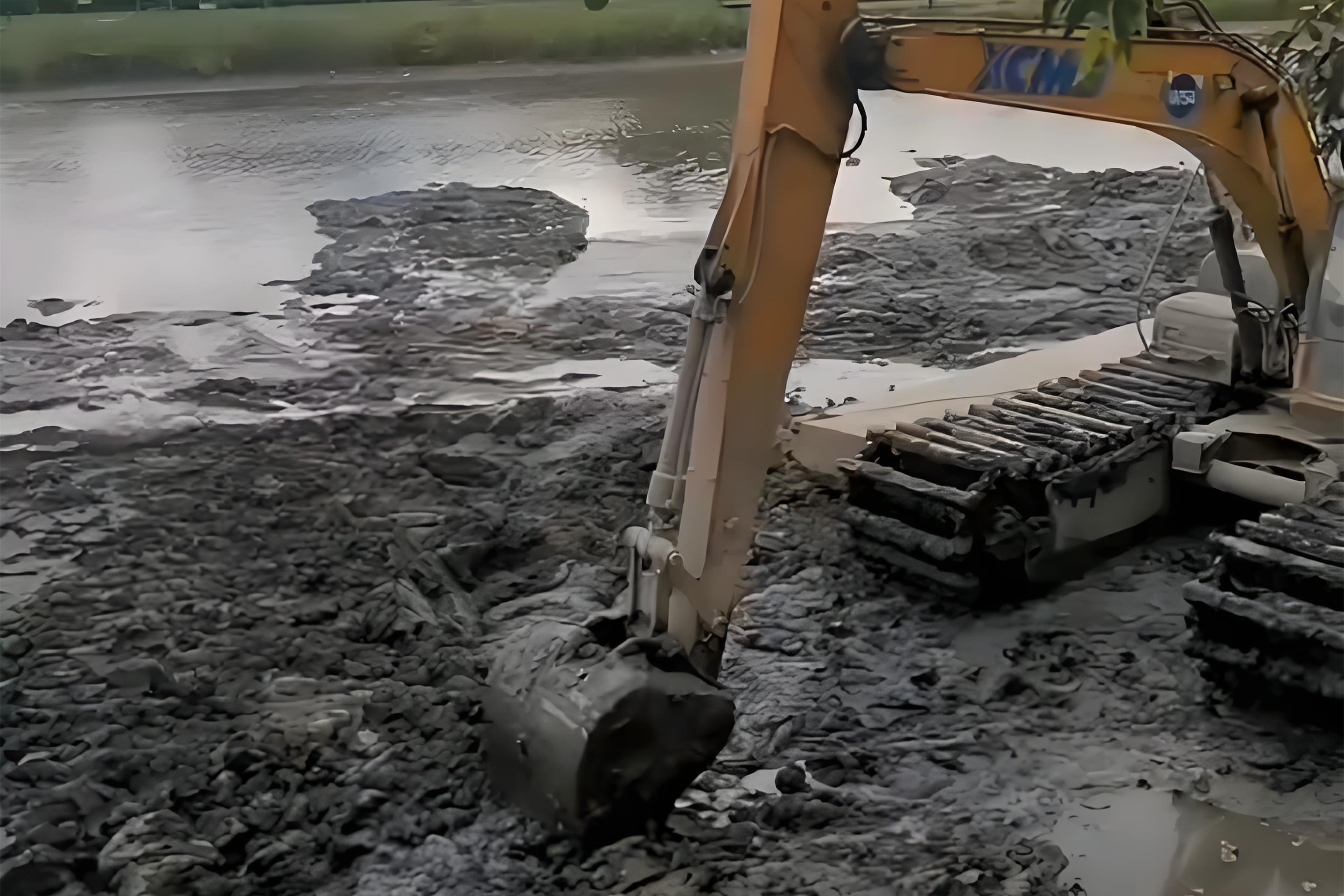 江西水挖清淤團(tuán)隊泓樺錦嘉-水上挖機(jī)清淤要避開汛期嗎？