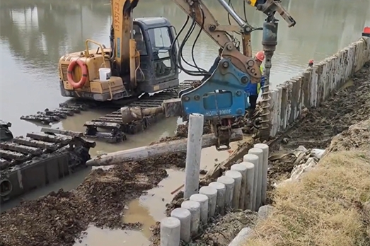 水泥樁批發(fā)廠家泓樺錦嘉-水泥仿木樁適合用于河道護坡嗎？