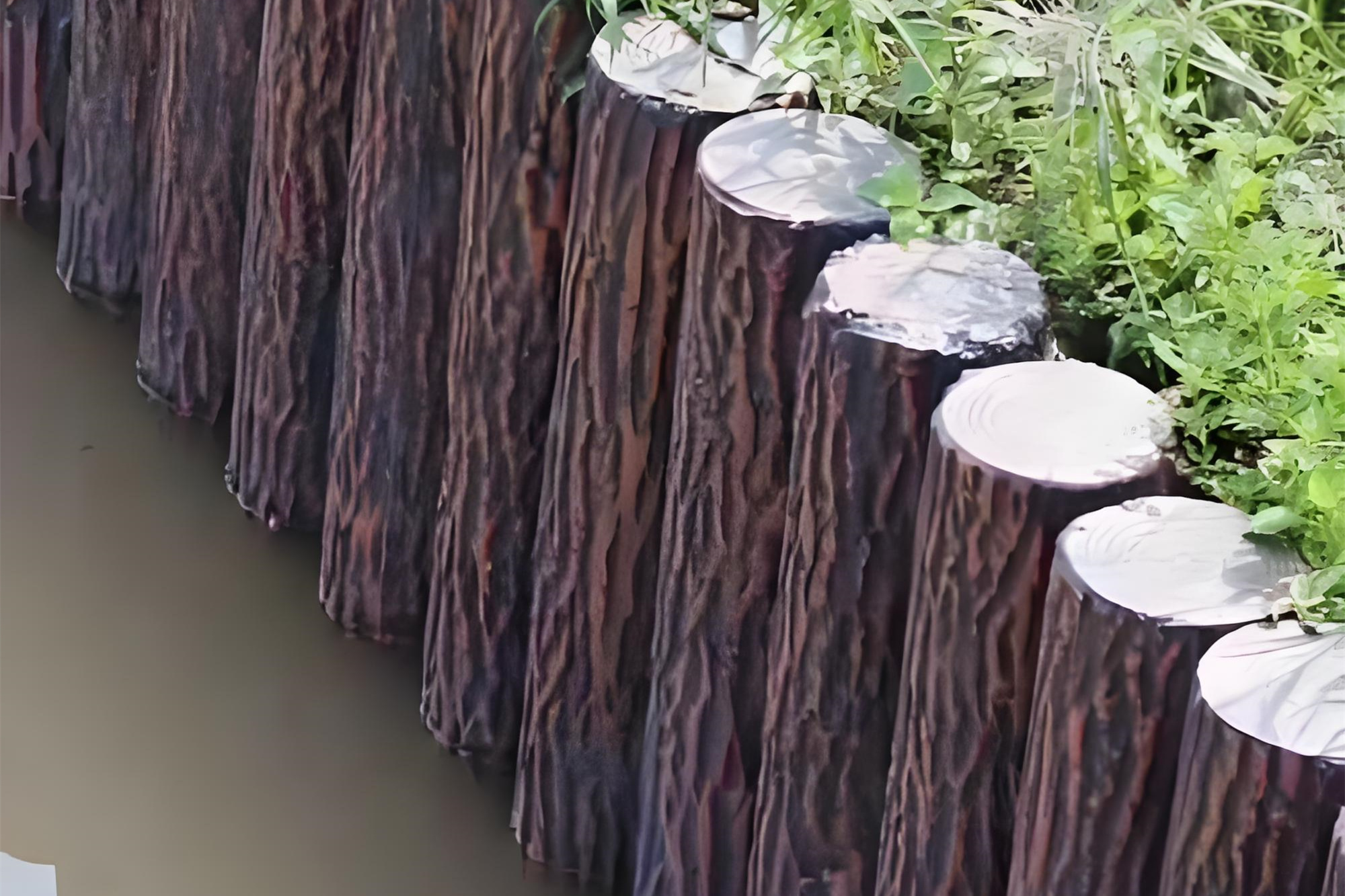 水泥樁批發(fā)廠家泓樺錦嘉-水泥仿木樁的顏色會(huì)褪色嗎？