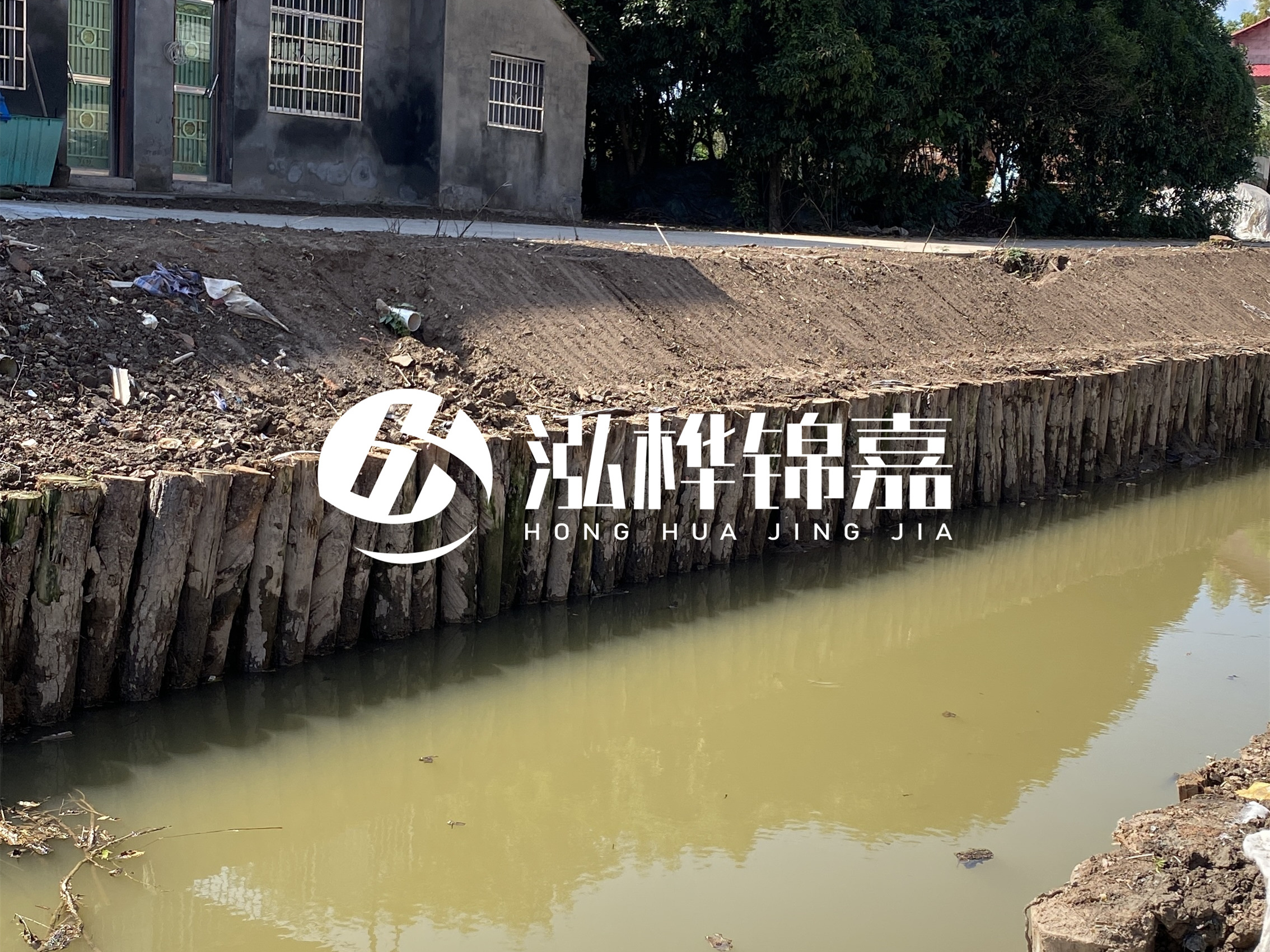 松木樁批發(fā)廠家泓樺錦嘉-圍堰松木樁間距多少能保證穩(wěn)定性？