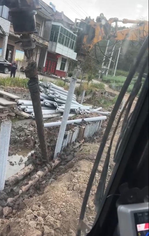 水泥仿木樁廠家泓樺錦嘉-水泥樁打樁是否需要預鉆孔？